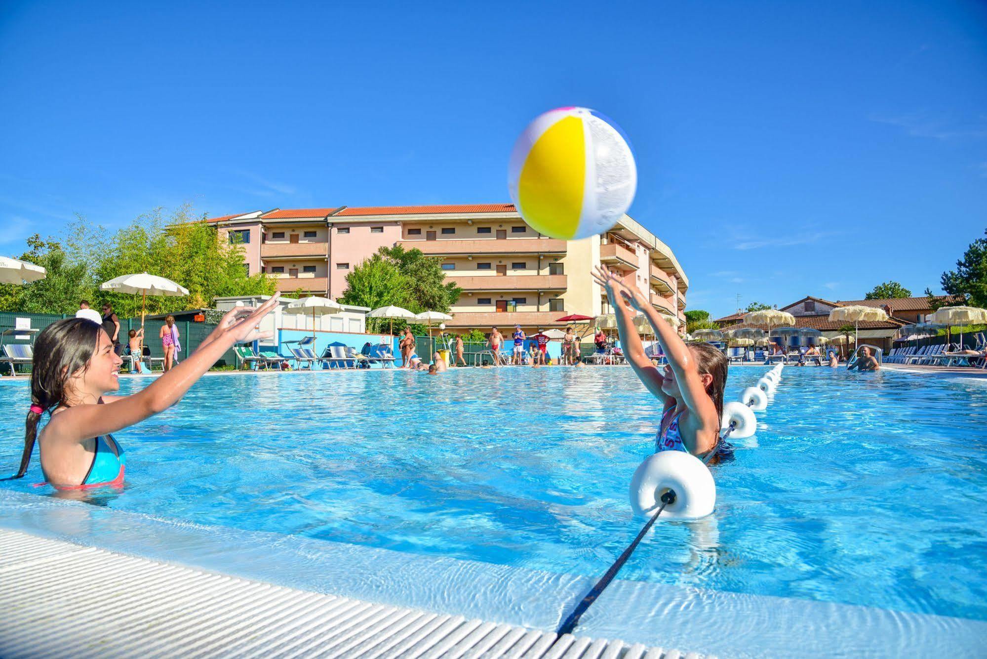 Aparthotel Costa Paradiso Lido Adriano Exterior photo